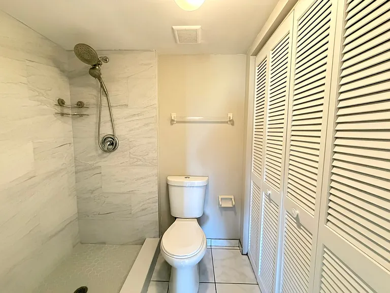 5175 Vineland Rd — Photo 20