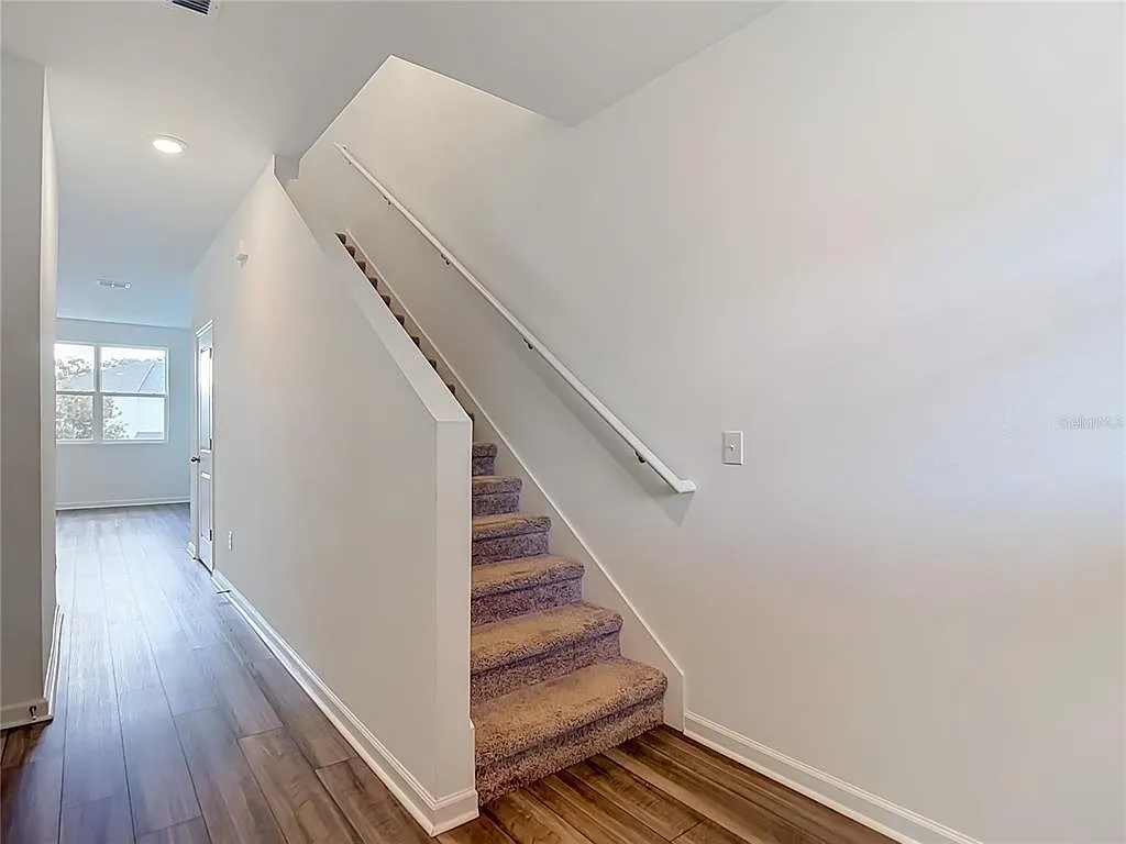 3 bed, 2.5 bath, 1386 sqft, $2,000 — Photo 3
