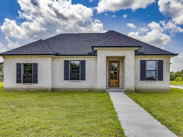 320 Grand Lakes Dr, Thibodaux, LA 70301