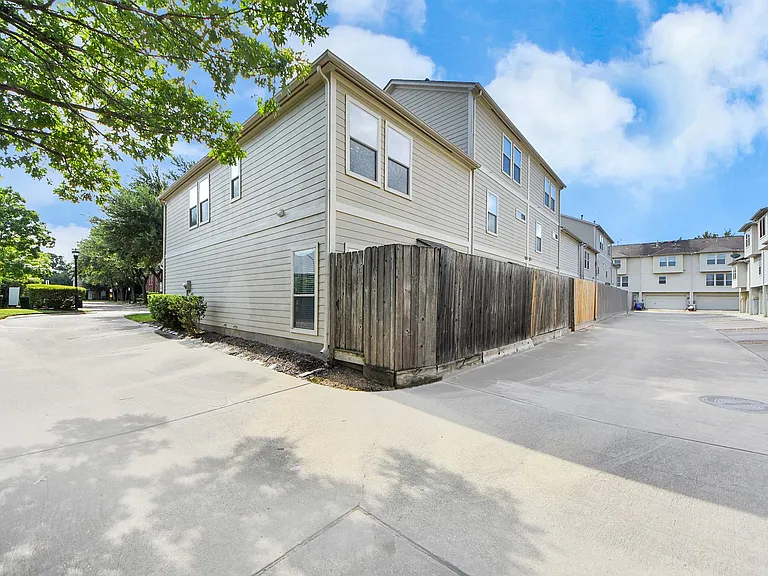 943 W Heights Hollow Ln — Photo 23