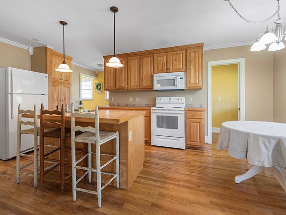 3rd image of 143 Bertie Ln