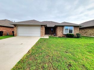 621 Apple Tree Ln, Moore, OK 73160