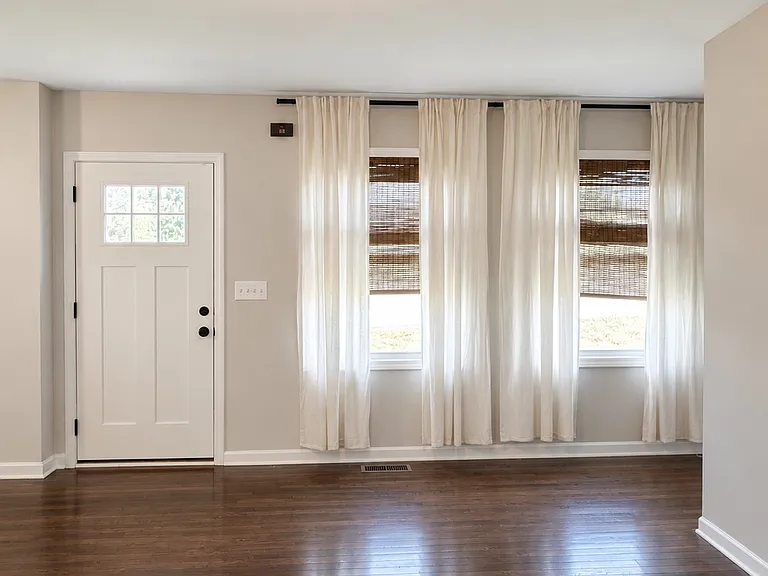 518 E Trinity Ln — Photo 6