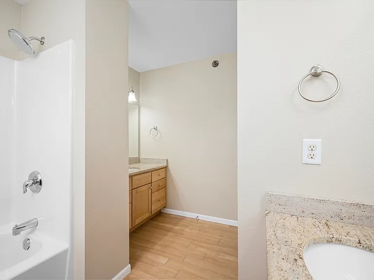 10. OXford Apartment 3bd - Bath2_Reverse Large 10. OXford Apartment 3bd - Bath2_Reverse Large