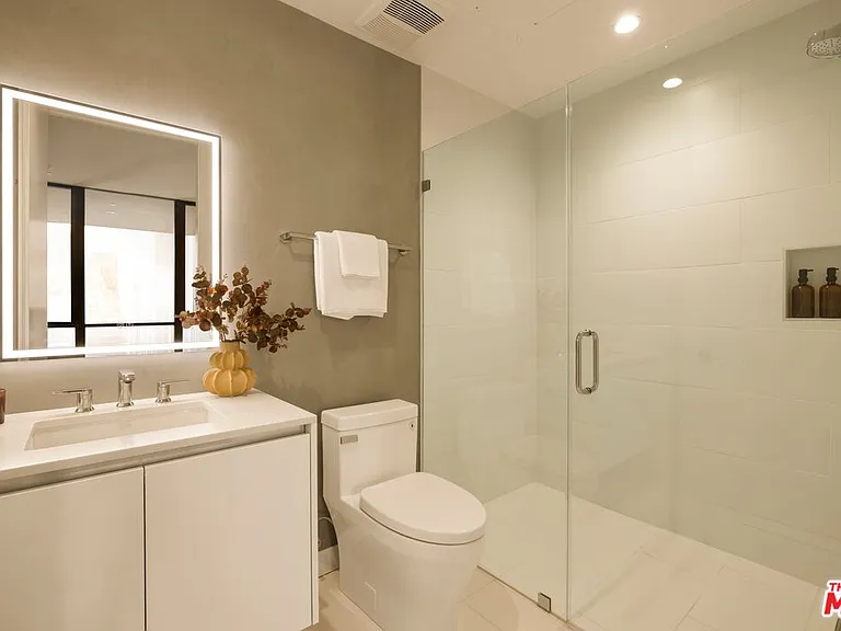 1264 N Harper Ave #202 — Photo 6
