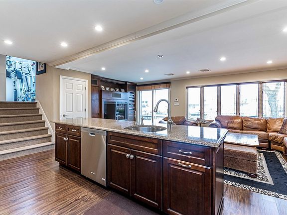 2nd image of 2917 Bay Dr