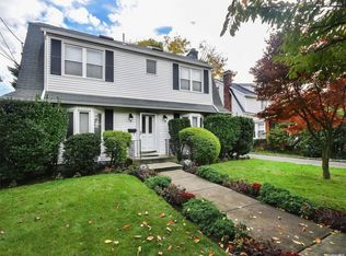 20 Locust Pl, Manhasset, NY 11030