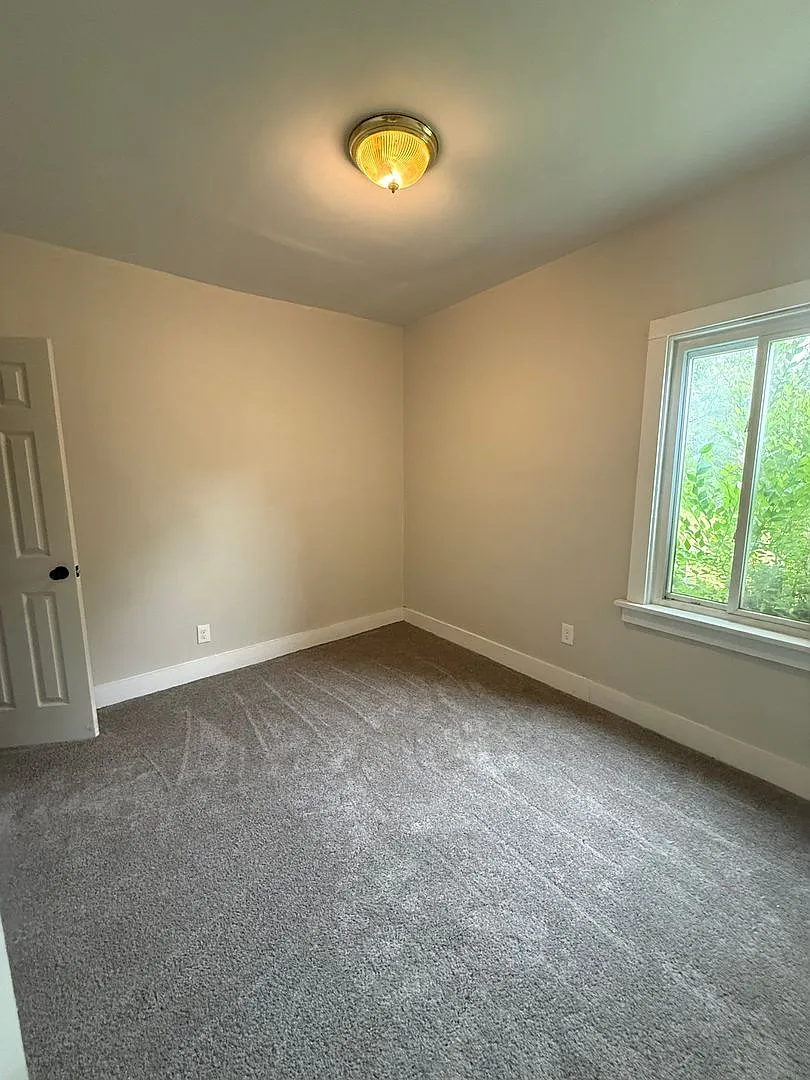 4bd Single Section 8 *1/2 Off Security Deposit Special* — Photo 4