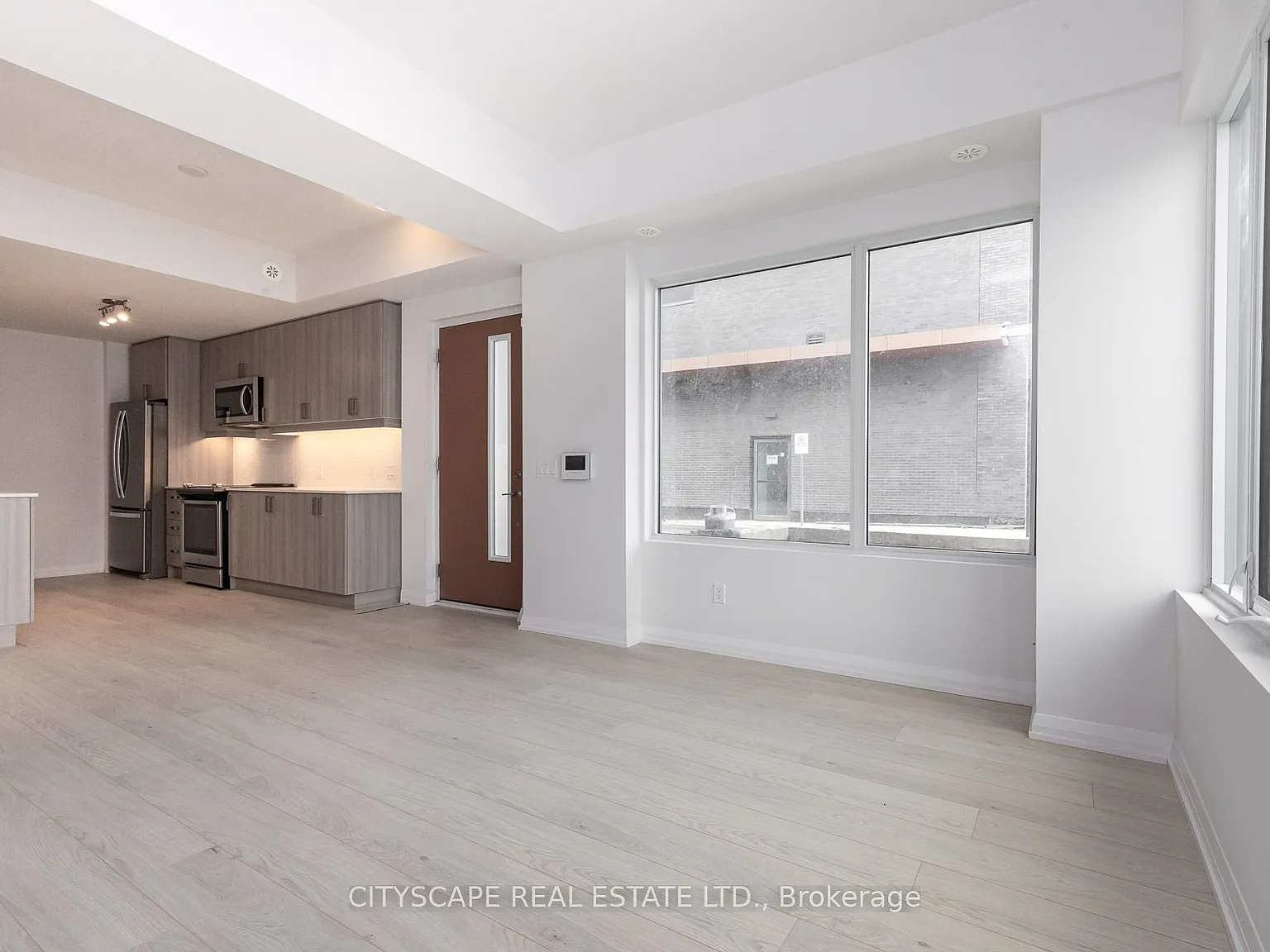 MET Condominiums — Photo 3