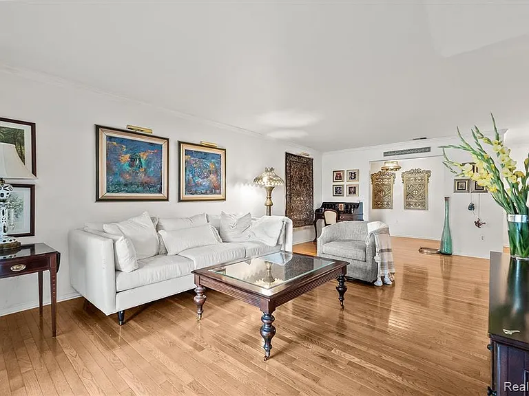 42160 Woodward Ave #18 — Photo 4