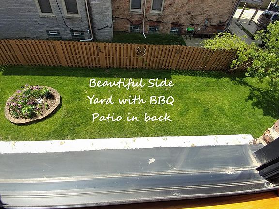 Sorry, tenants may not use the gardens, but they are lovely to look at and create space away from your neighbors!