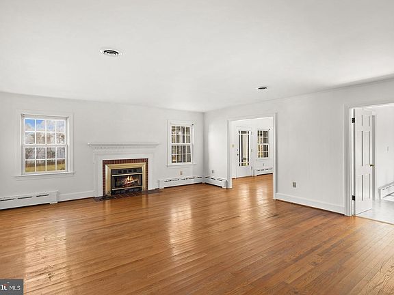 4th image of 1324 Woodstock Rd