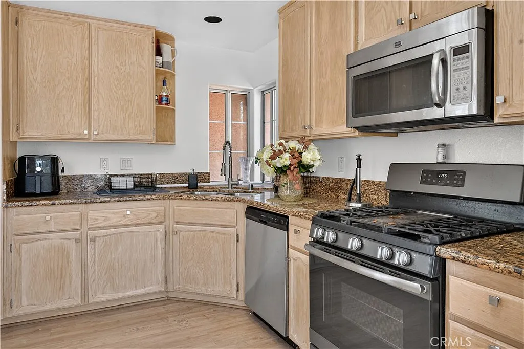 3 bed, 1141 sqft, $3,595 — Photo 4