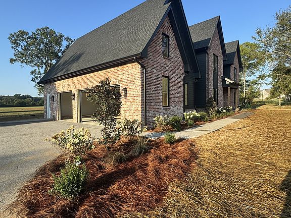 3rd image of 425 Burgess Rd