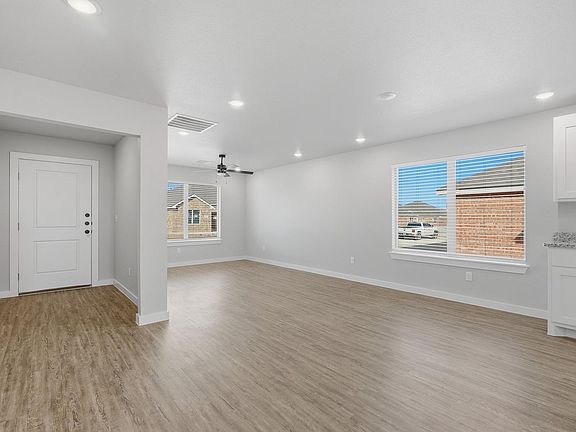 3rd image of 3059 Glennster St