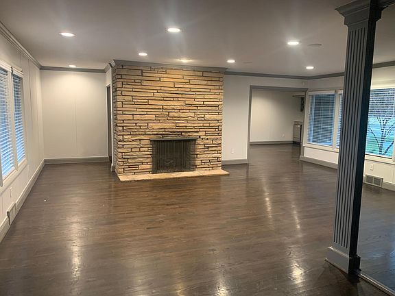 Large living room..Big enough for a grand piano..
