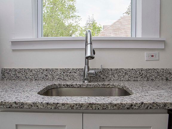 5th image of 1419 Ambrose Ave #2