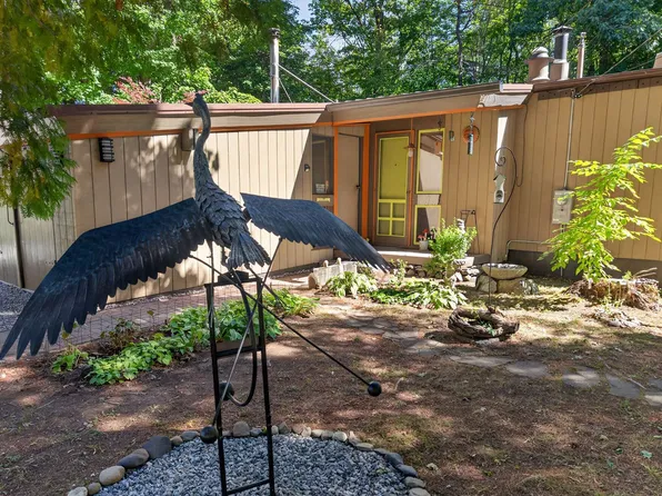 17 Sunrise Ter, Orono, ME 04473