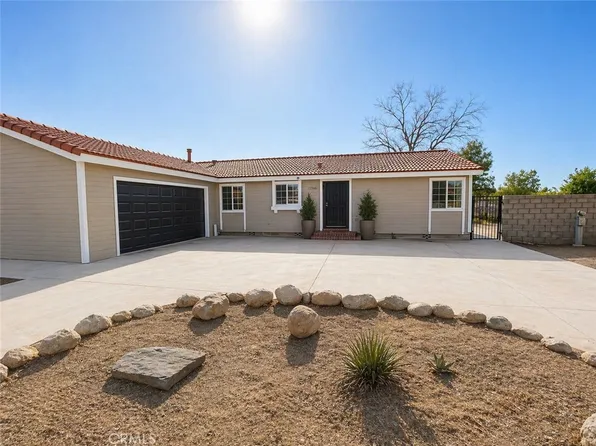 12546 Navajo Rd, Apple Valley, CA 92308