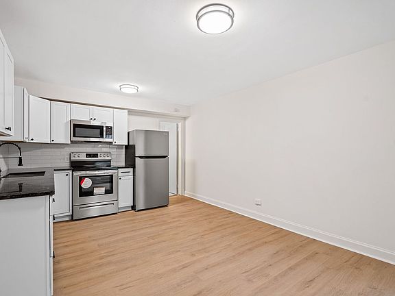 2nd image of 1121 W End Blvd #8