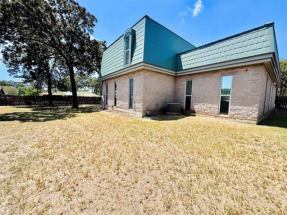 3rd image of 195 Park Dr