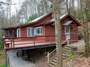 100 Wood Fern Ln, Greentown, PA 18426