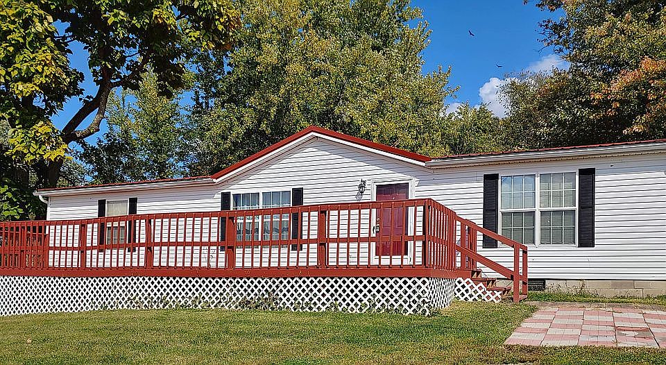 Front of home w/ patio