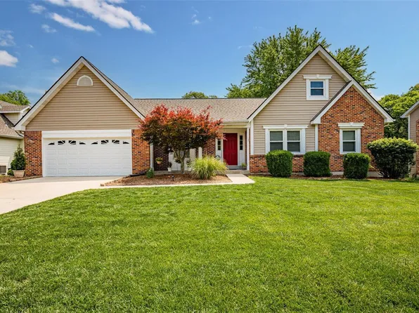 625 Woodhill Estates Dr, Ballwin, MO 63021