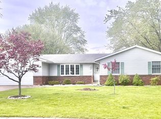 805 Bullseye Lake Rd, Valparaiso, IN 46383