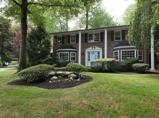 89 Finch Dr, Roslyn, NY 11576
