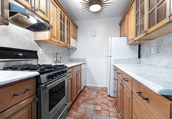 4th image of 130 E 18th St APT 3C