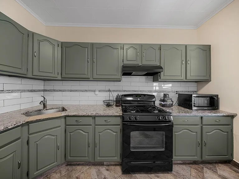 152 W 9th St #1 — Photo 26