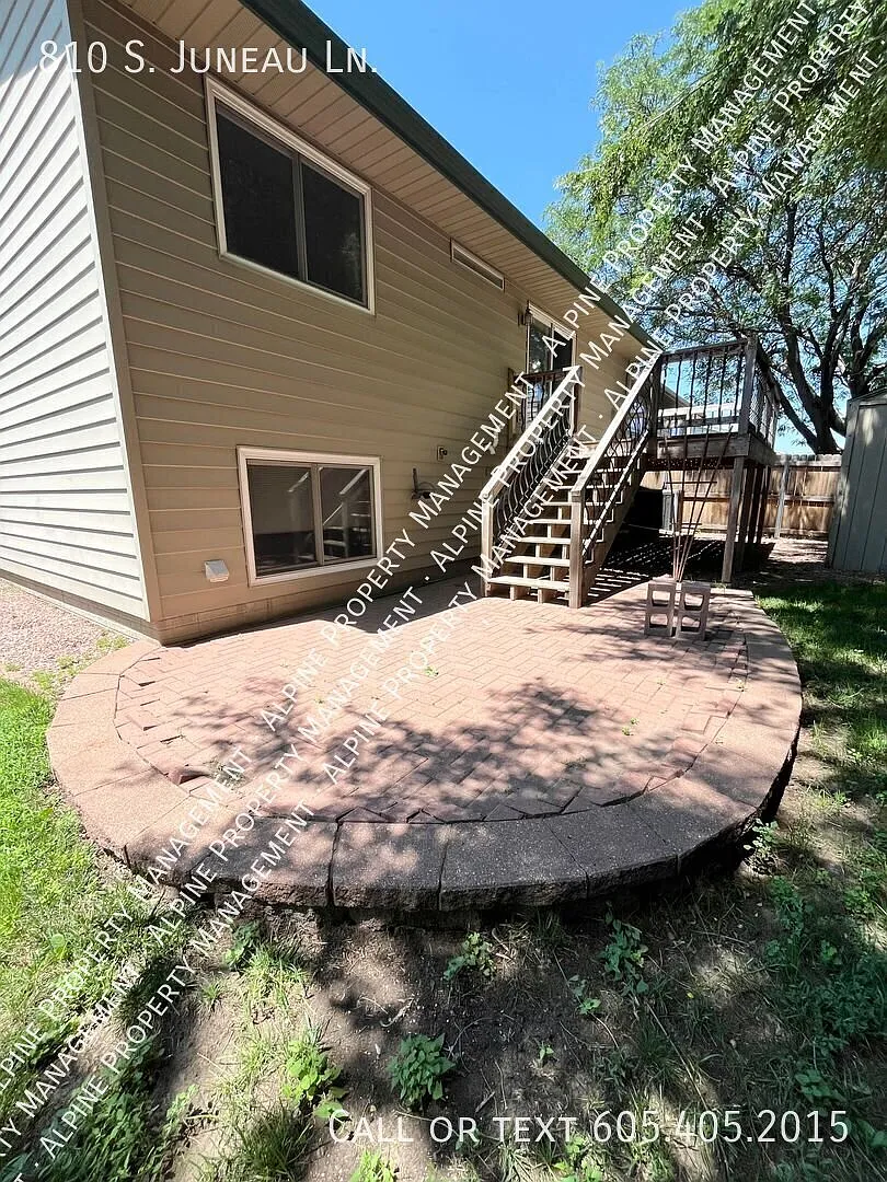 3 Bed/2 Bath with Fully Fenced in Yard! — Photo 4