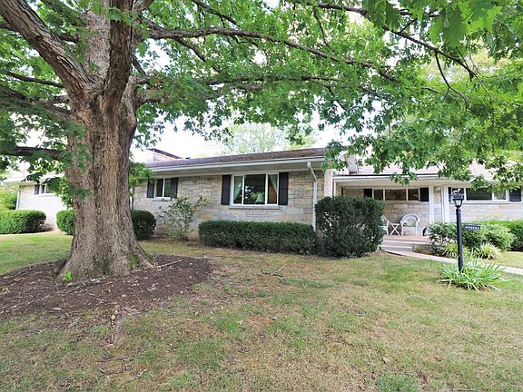 3rd image of 1 Lindenwood Ln