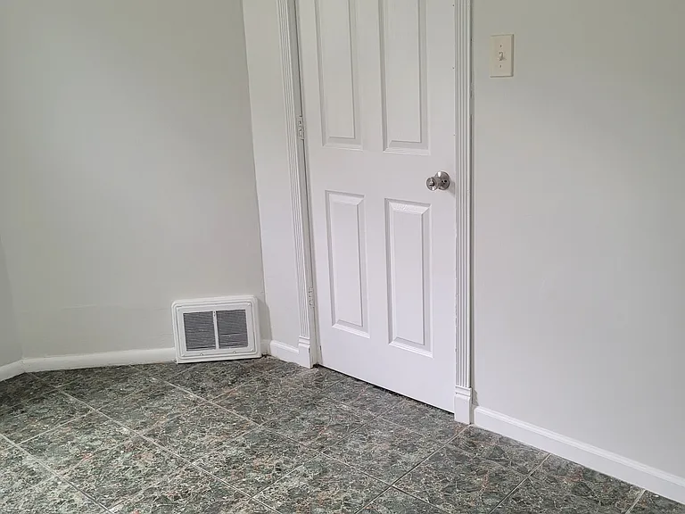 4006 S Campbell Ave — Photo 6