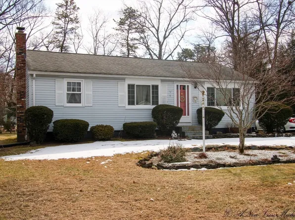 5 Droy Cir, Easthampton, MA 01027