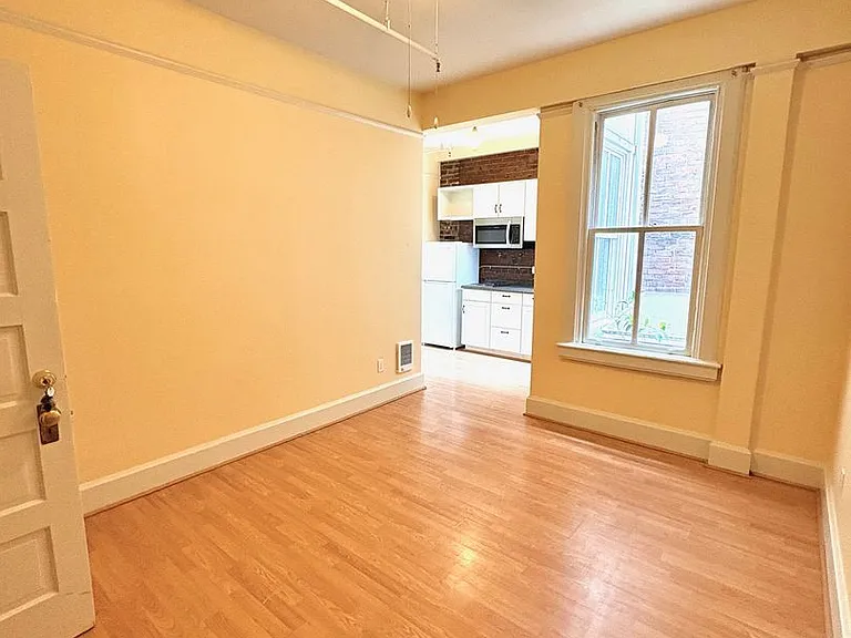 318 NW Broadway — Photo 8