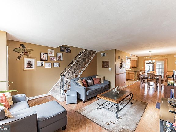 3rd image of 4556 Oakmont St