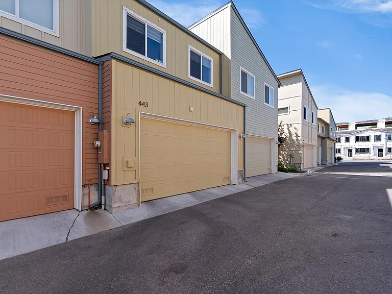 443 E Danika Ln — Photo 33