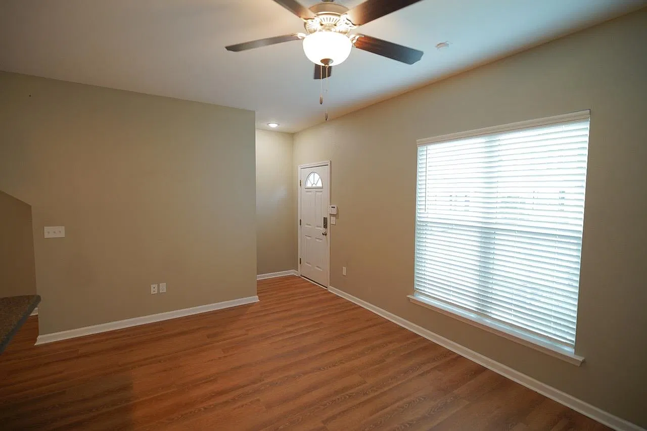 3 bed, 1177 sqft, $1,350 — Photo 3