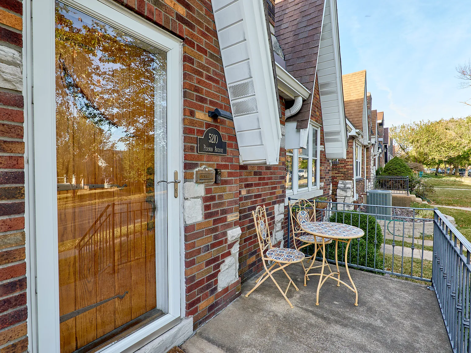 3 bed, 2331 sqft, $3,950 — Photo 2