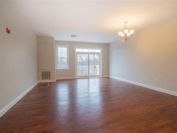 5th image of 301 Church St APT 306