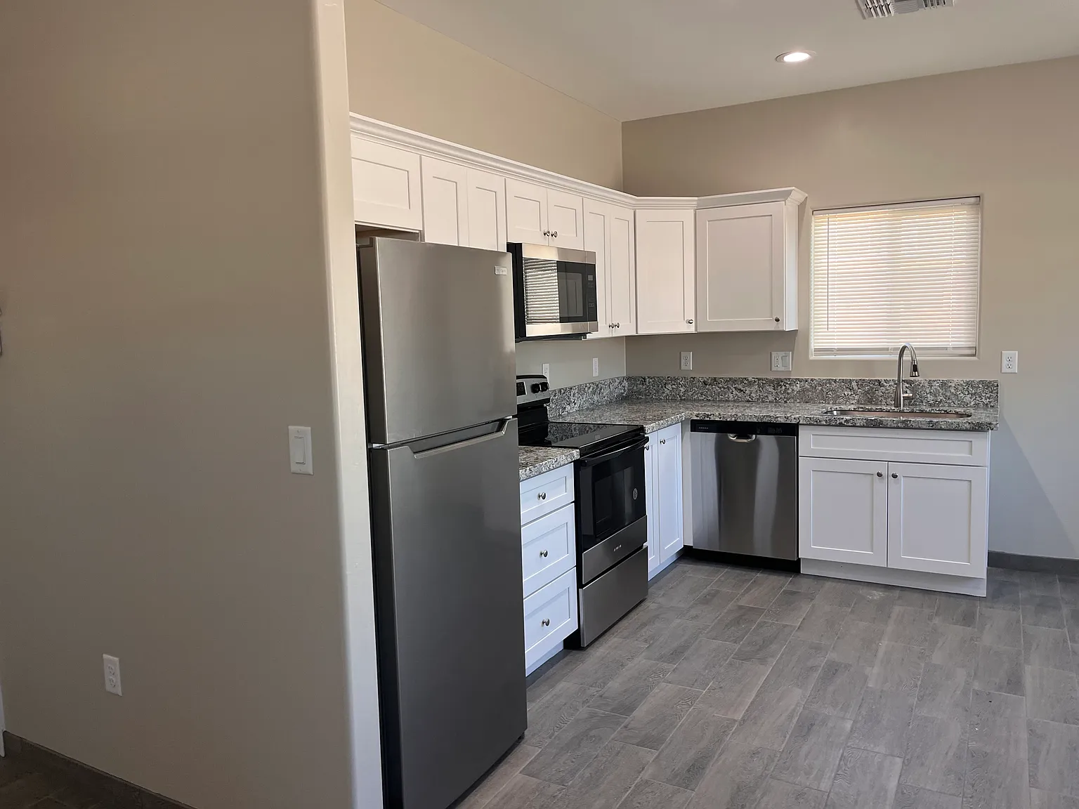 2 bed, 770 sqft, $1,400 — Photo 2