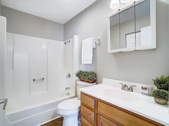 5th image of 986 Southridge Ave