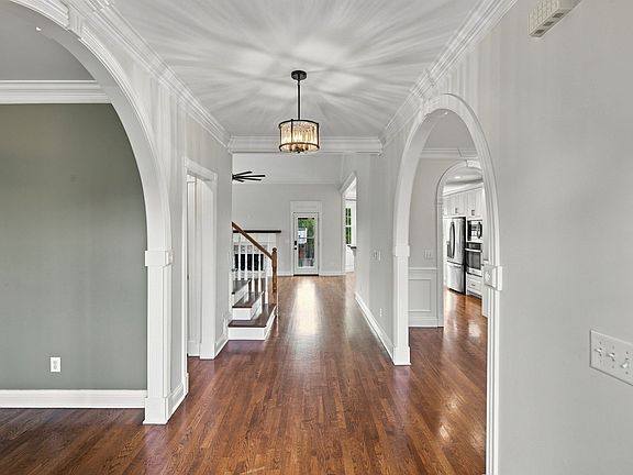 4th image of 900 Shoreham St