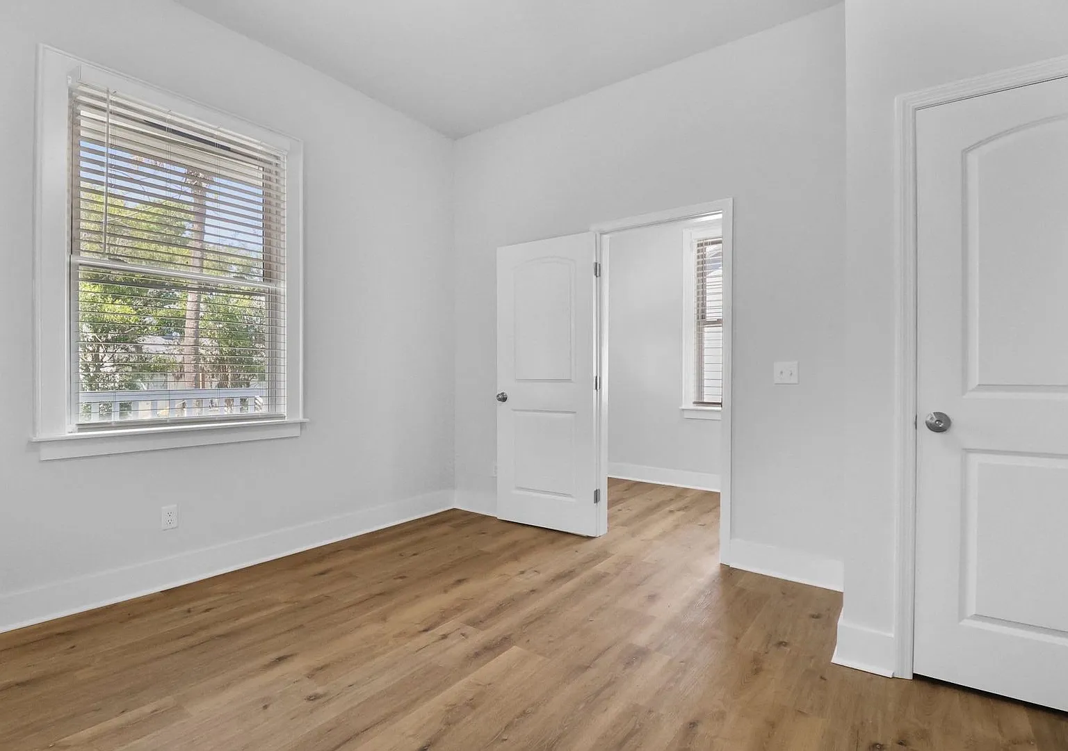 Spacious 3BR/2BA Home on West Victory Drive — Photo 4