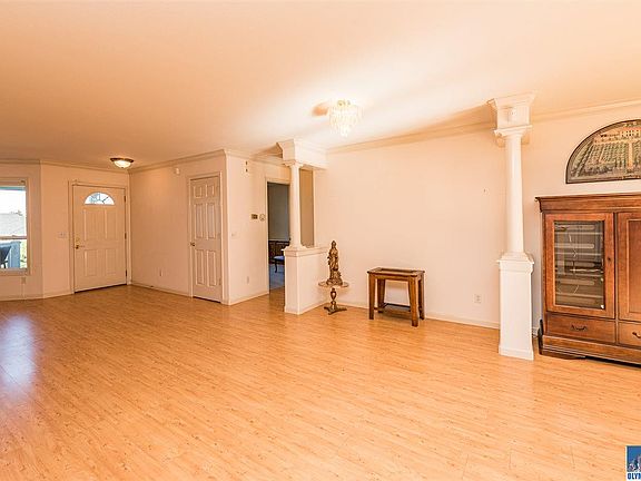 3rd image of 631 Summer Breeze Ln