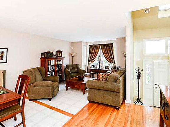 5th image of 212 River Farms Dr