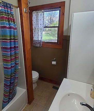 Mn bathroom with Tub/shower