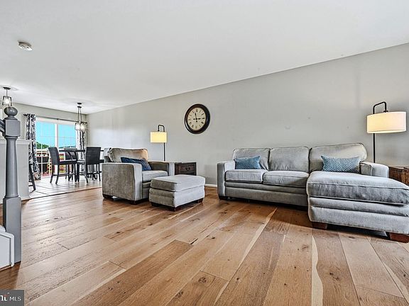 2nd image of 118 Versailles Ct